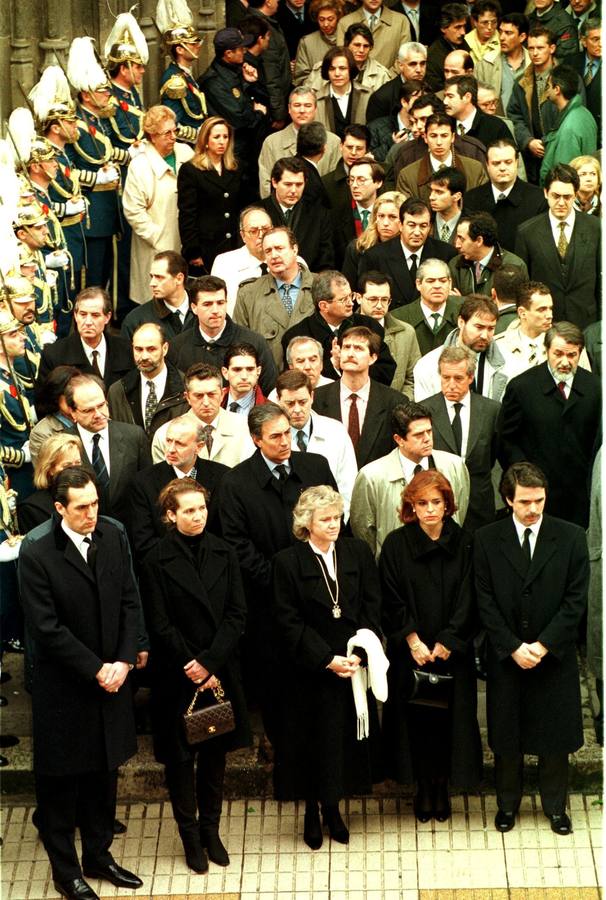 La concentración de dignidades en el funeral la encabezaron los duques de Lugo, que se habían casado en el mismo altar mayor cinco años antes. El matrimonio Aznar, los presidentes de ambas cámaras Federico Trillo y Juan Ignacio Barrero y hasta ocho ministros con el de Interior, Jaime Mayor Oreja, a la cabeza