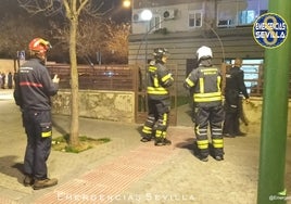 Los bomberos sofocan un incendio en la sexta planta de una vivienda del Polígono Norte