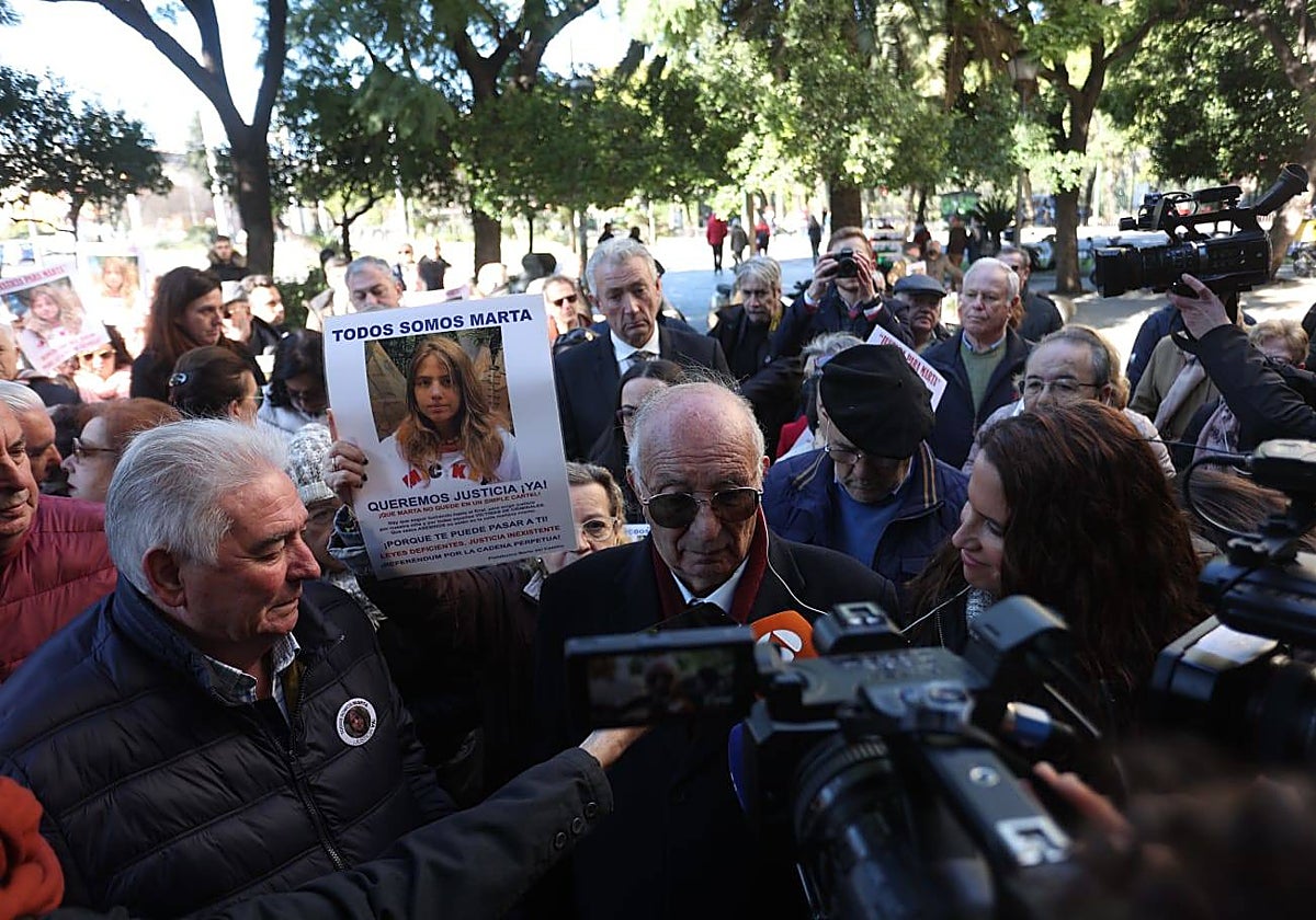 El abuelo de Marta del Castillo atiende a los medios de comunicación, este martes, en los jardines de Murillo