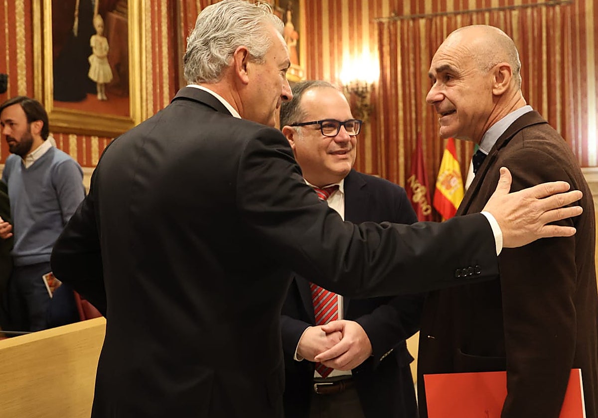 Antonio Muñoz, junto con dos de los representantes del grupo municipal de Ciudadanos