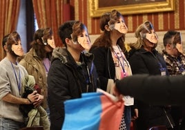 Desalojan del Ayuntamiento de Sevilla a activistas LGTBI con caretas de Carmen Calvo