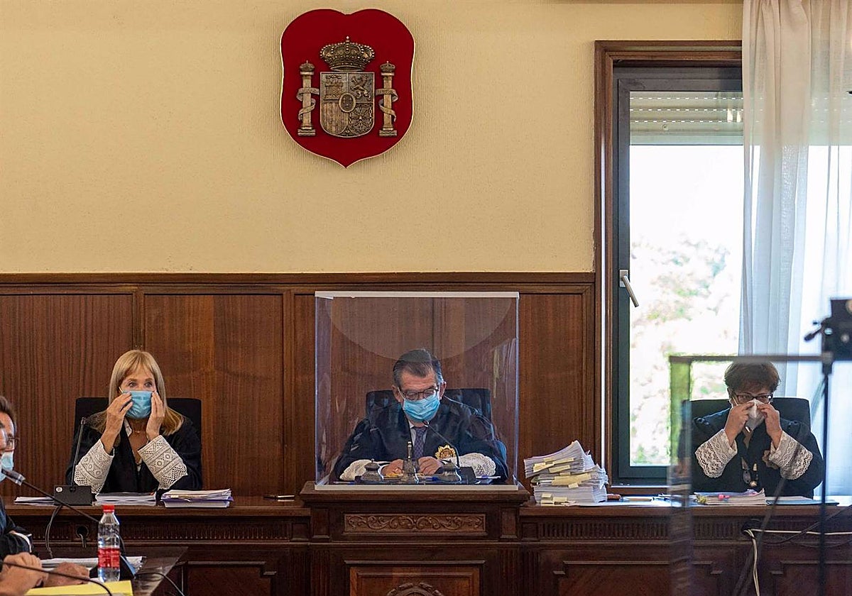 Imagen de archivo de un tribunal de la Sección Tercera de la Audiencia de Sevilla