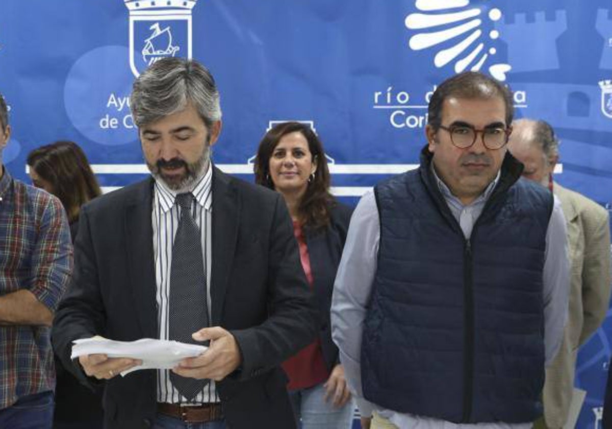 El alcalde de Coria, Modesto González (izda.), y el portavoz del PP, Andrés Parrado, en un acto reciente