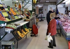 Los mercados de abastos de Sevilla ya cuentan con nueva ordenanza: se autorizan los veladores y se abaratan los traspasos