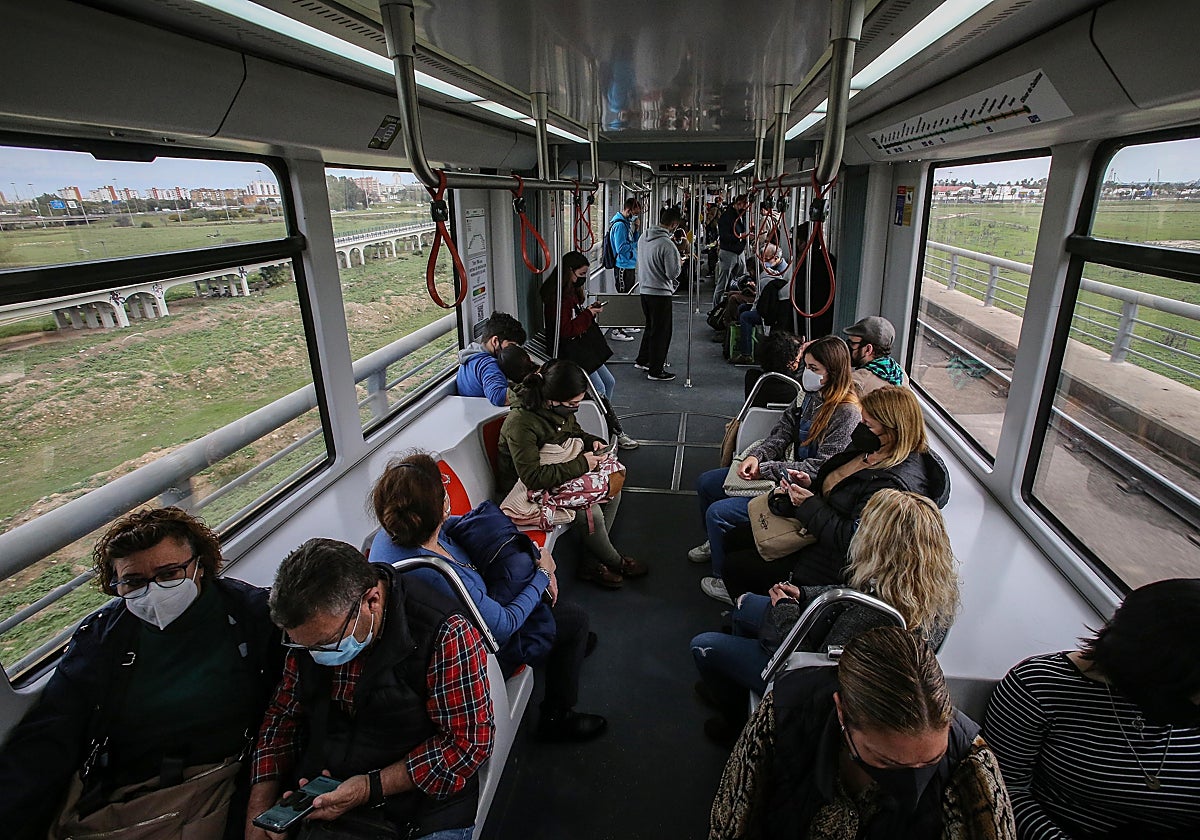 Viajeros del Metro de Sevilla