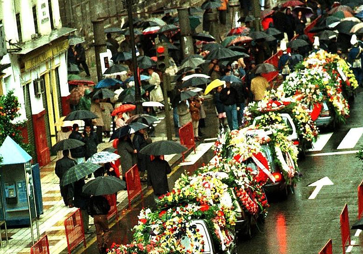 Cortejo fúnebre de Alberto Jiménez-Becerril y Ascensión García Ortiz camino de la Catedral de Sevilla