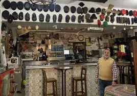 El hostelero nazareno que colecciona más de un centenar de gorras, todas oficiales