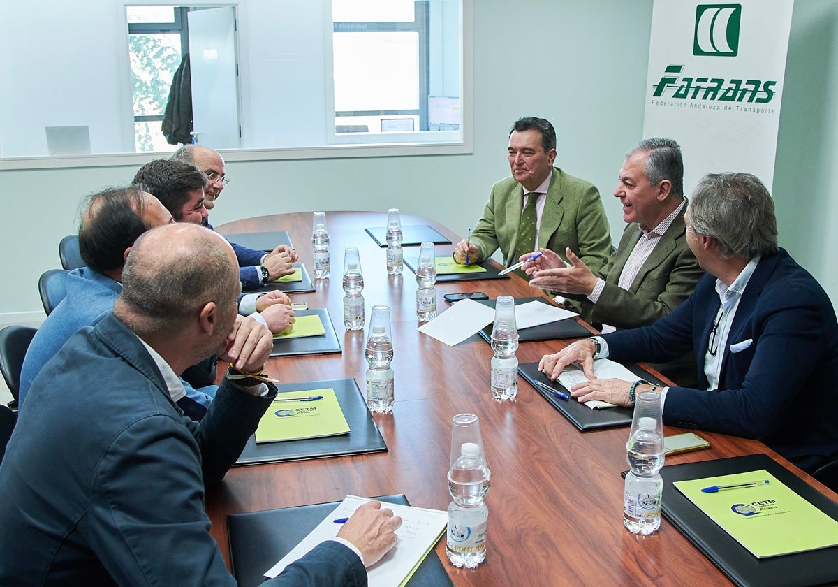 José Luis Sanz durante su reunión con representantes de la Federación Sevillana y Andaluza de Transportes