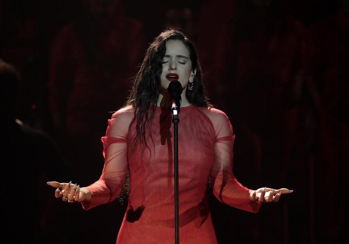 Rosalía durante su recordada actuación en la gala de los Goya celebrada en Sevilla en 2019