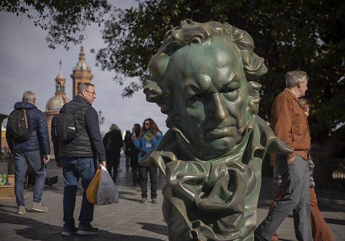 Una de las réplicas gigantes de la estatuilla de Los Goya instalada en la Plaza del Altozano