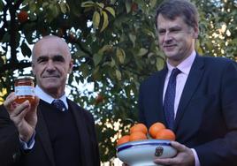 El embajador de Gran Bretaña recibe 30 kilos de naranjas de Sevilla con las que hará mermelada para el rey Carlos III