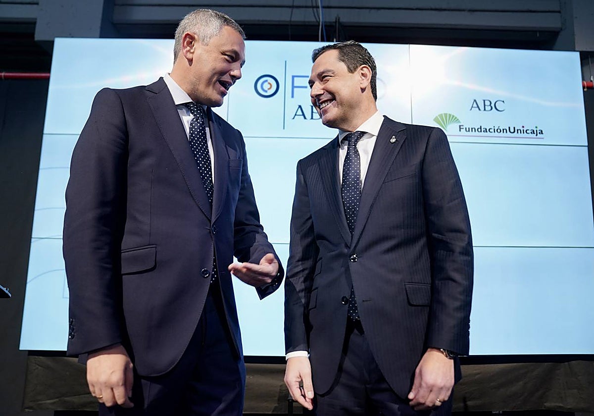 El director de ABC de Sevilla, Alberto García Reyes, y el presidente de la Junta de Andalucía, Juanma Moreno
