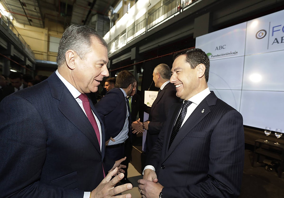 Juanma Moreno y José Luis Sanz, este miércoles en el Foro de ABC de Sevilla, patrocinado por la Fundación Unicaja