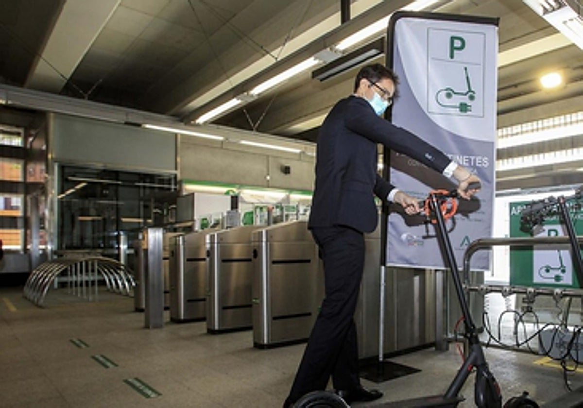 Estacionamiento para patinetes eléctricos en el metro de Sevilla