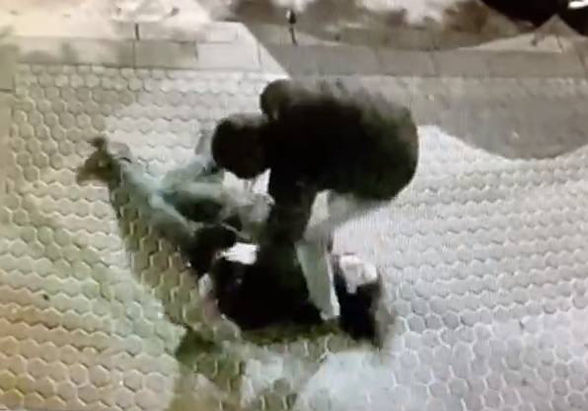 El ladrón tumba a su víctima tras aplicarle la llave de mataleón