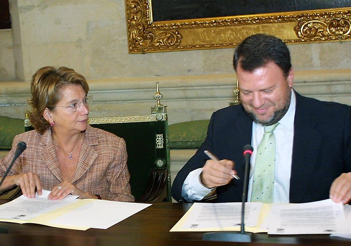 Carmen Hermosín y Alfredo Sánchez Monteseirín firman el convenio de la Ciudad de la Justicia en los Gordales en 2003