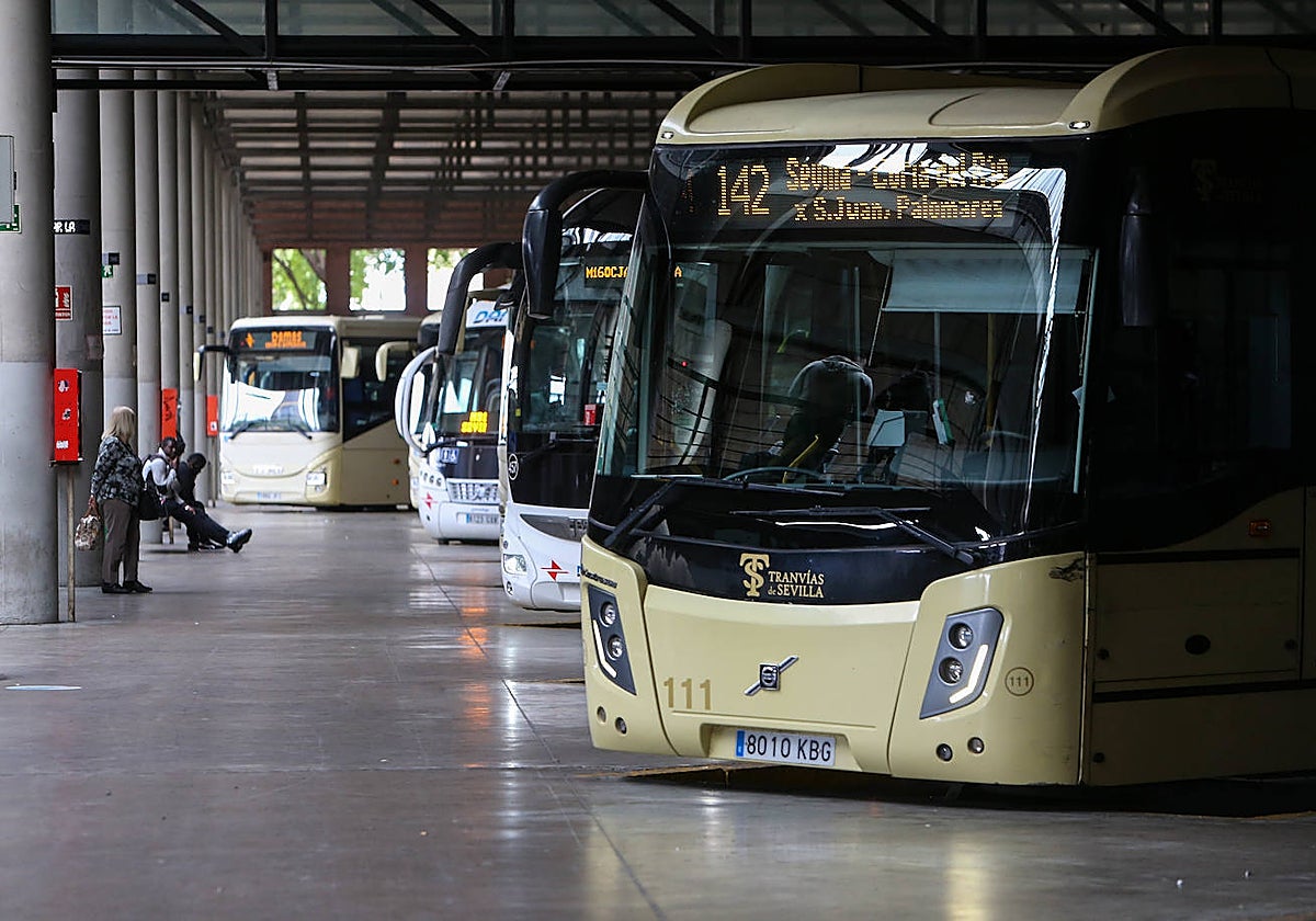 Varios autocares aparcados en la estación de Plaza de Armas de Sevilla