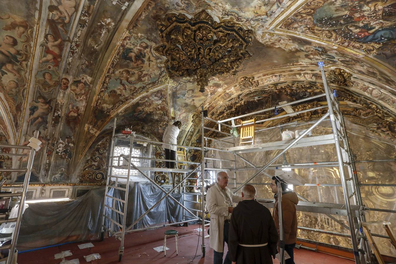 Visita a la nueva fase de restauración de las pinturas murales de la capillita de San José