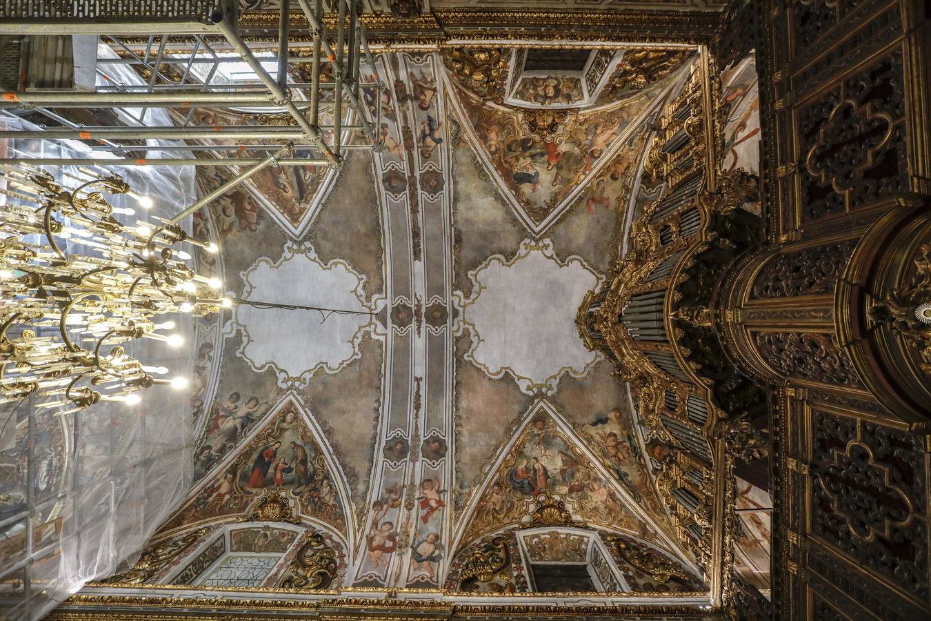 Visita a la nueva fase de restauración de las pinturas murales de la capillita de San José