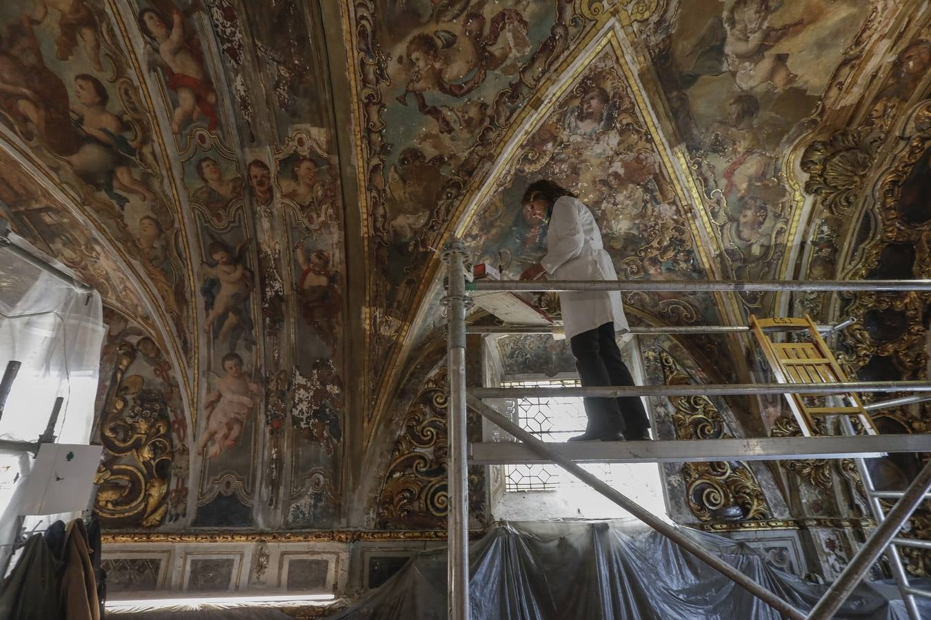 Visita a la nueva fase de restauración de las pinturas murales de la capillita de San José