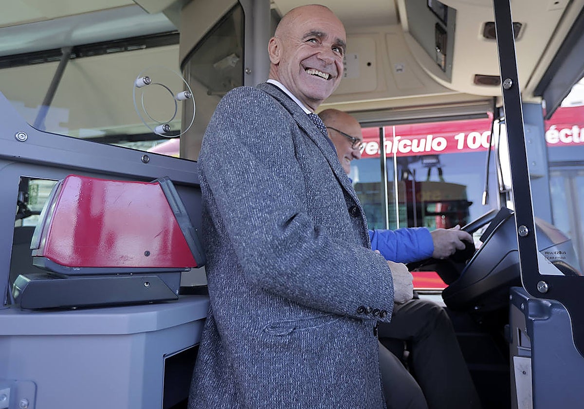 El alcalde de Sevilla, Antonio Muñoz, durante la presentación de los nuevos vehículos cien por cien eléctricos de Tussam