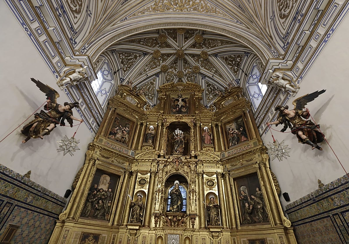 El retablo mayor de la iglesia de Santa Clara tras su restauración