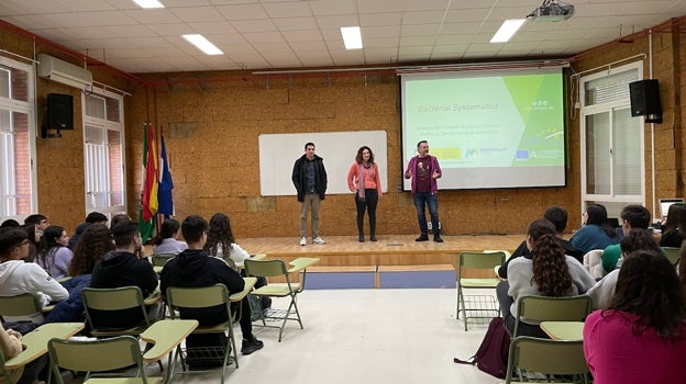 Un momento del seminario realizado en el instituto para explicar en qué consiste el concurso