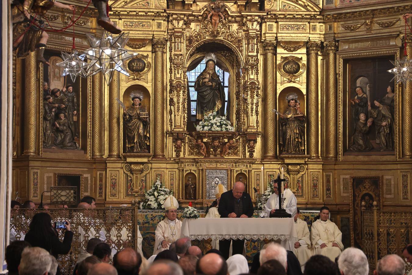 Monseñor José Ángel Saiz Meneses bendijo este viernes la iglesia del convento de Santa Clara, que abre al público tras su restauración