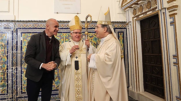 El alcalde de Sevilla, Antonio Muñoz, con Saiz Meneses, arzobispo de Sevilla, y el arzobispo emérito, Juan José Asenjo