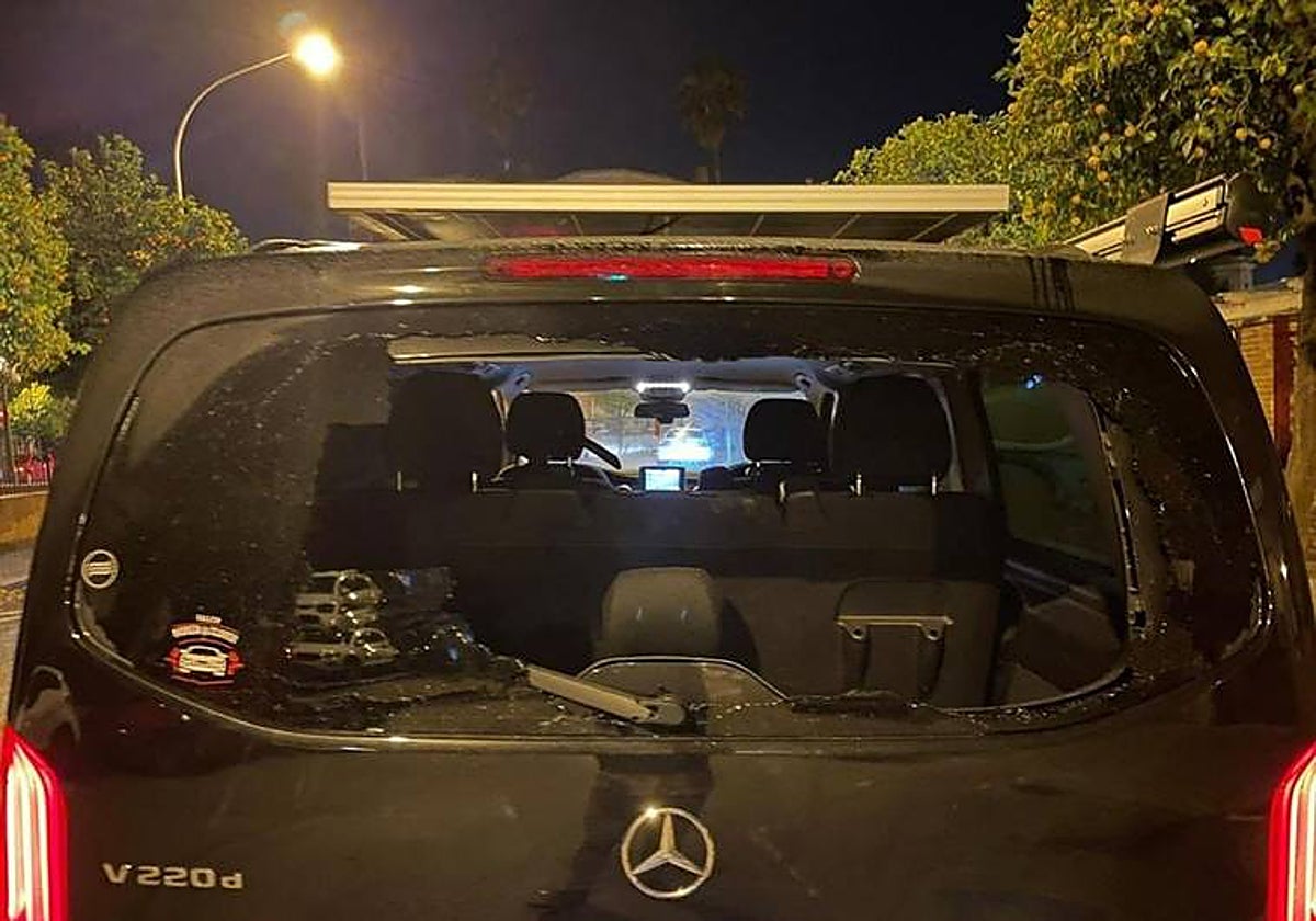 Un coche destrozado en una calle de Nervión las pasadas navidades