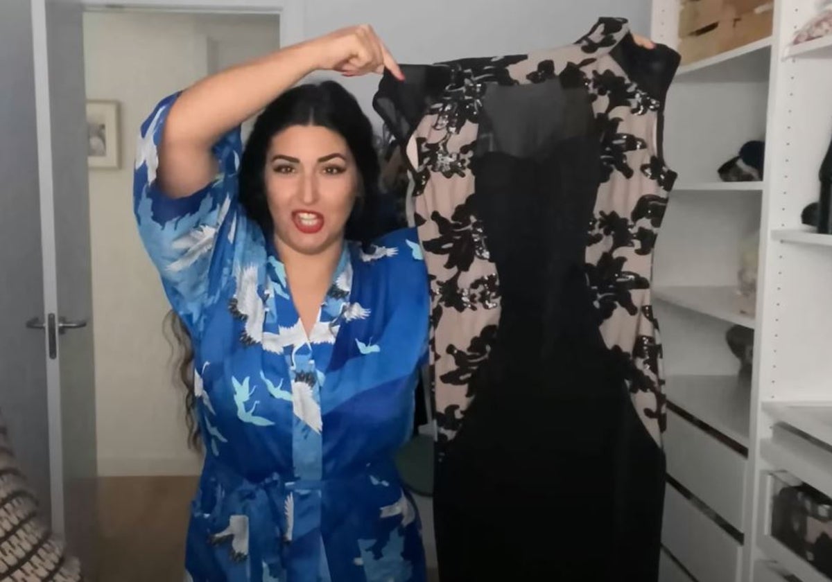 La Pelo enseña el vestido que se ha comprado en el mecadillo de Alcosa por sólo 2 euros