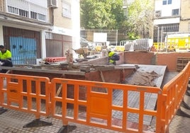 El Ayuntamiento de Sevilla pavimenta una decena de calles de Bellavista, Torreblanca, Macarena, Triana y Casco Antiguo