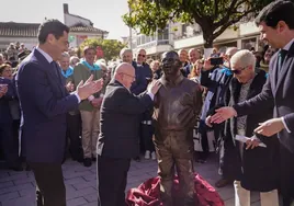 Juanma Moreno inaugura en Constantina la primera estatua de toda Europa dedicada a una persona con síndrome de Down