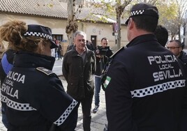 José Luis Sanz visita la «indigna» comisaría del Casco Antiguo de Sevilla y denuncia un déficit de 400 agentes de la Policía Local