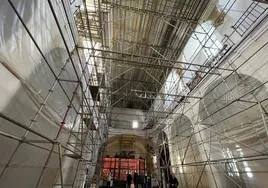 El párroco de la iglesia La Merced de Écija pide ayuda a todo el pueblo para pagar la restauración de la techumbre