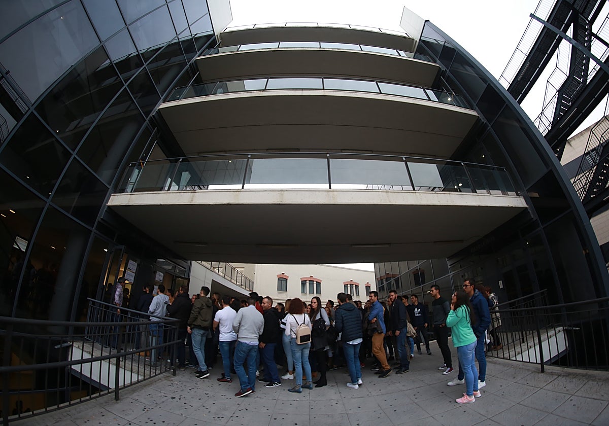 Opositores accediendo a la sala de los exámenes en la convocatoria que sucedió a la de 2012