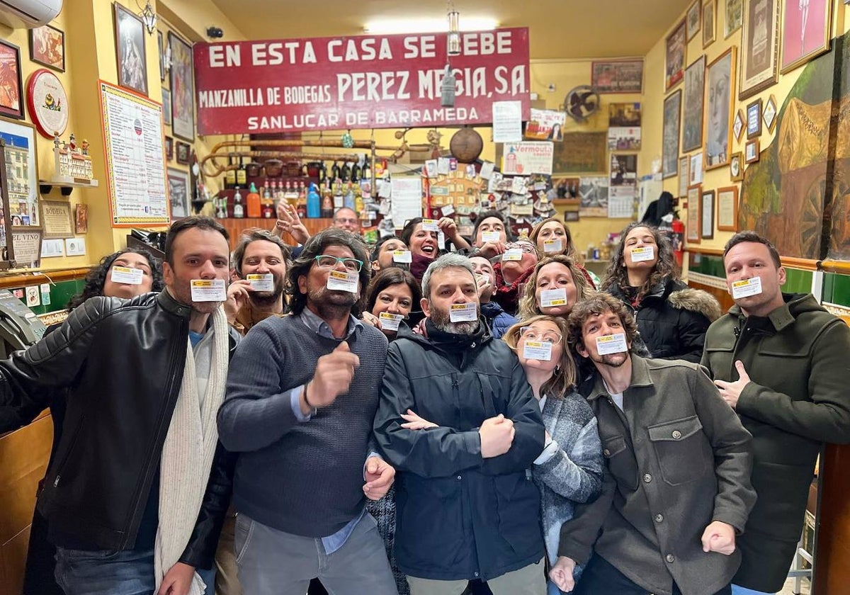 Multitud de usuarios de la bodega La Mina con sus carnets de bebedores