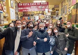 El curioso carnet de bebedor profesional de cerveza que ofrece un bar de Sevilla a sus clientes