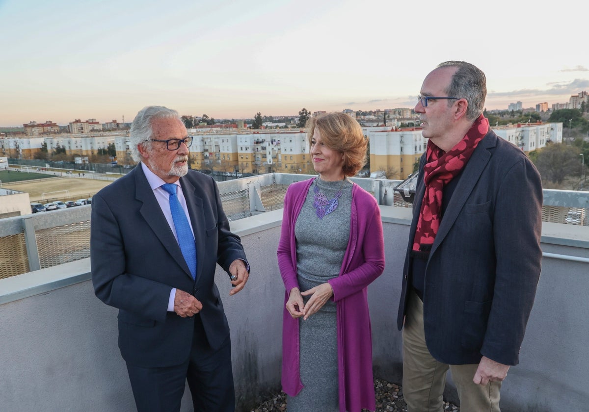 Jesús Maeztu, Mar González y Jaime Bretón, en el edificio en el que se encuentra la Oficina del Comisionado del Polígono Sur