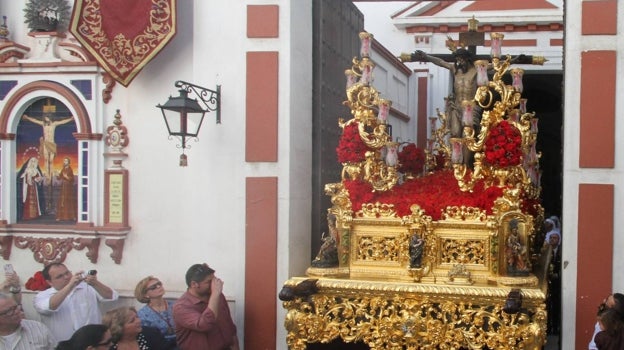 La dura salida del Cristo del Buen Fin en San Antonio de Padua