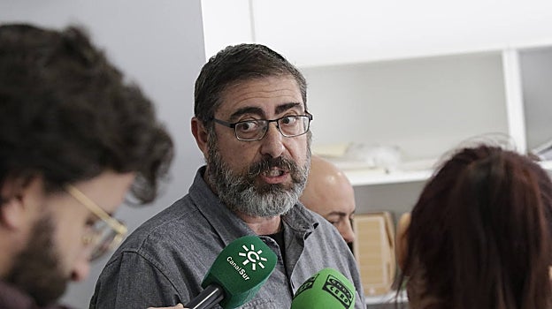 Miguel Ángel Tabales atendió ayer a los medios en el encuentro sobre los estudios de los restos óseos