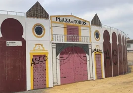 La plaza de toros de Sanlúcar la Mayor amanece con pintadas de odio contra los toreros
