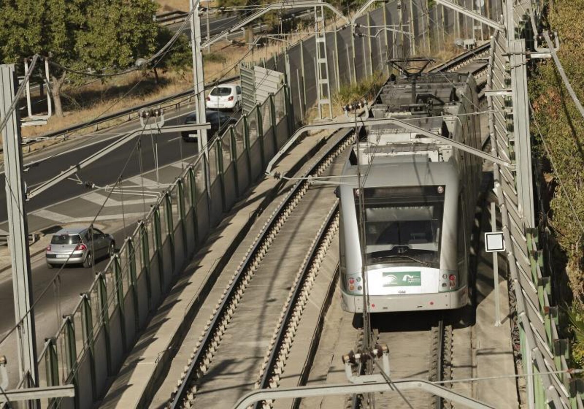 Convoy de la Línea 1 del Metro de Sevilla en su tramo metropolitano