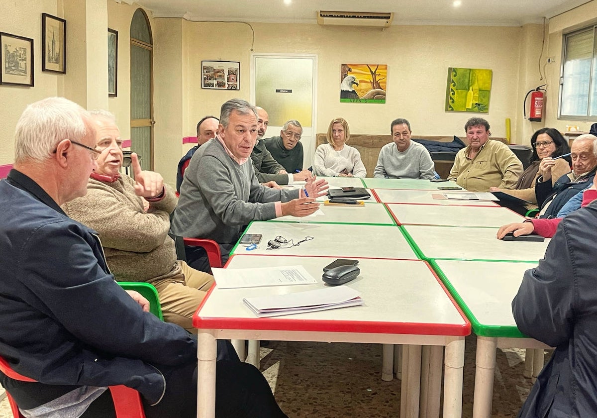 José Luis Sanz, en un encuentro con representantes de la asociación 'Entrelindes'
