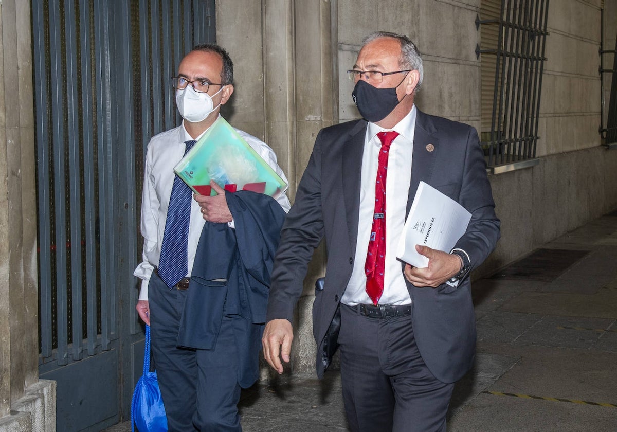 El alcalde socialista de San Juan de Aznalfarache, llegando a los juzgados junto a su abogado