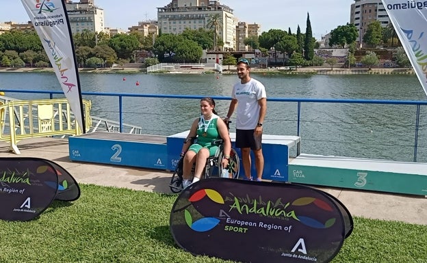 Carlota recibiendo una de las medallas que ha conseguido en este tiempo