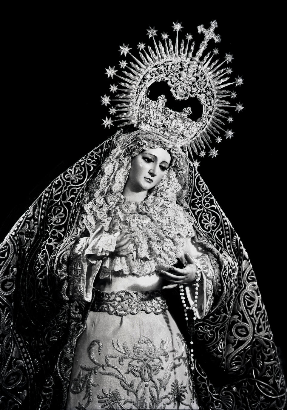 El Cachorro, quemado por el fuego, y la antigua Virgen del Patrocinio, en fotos