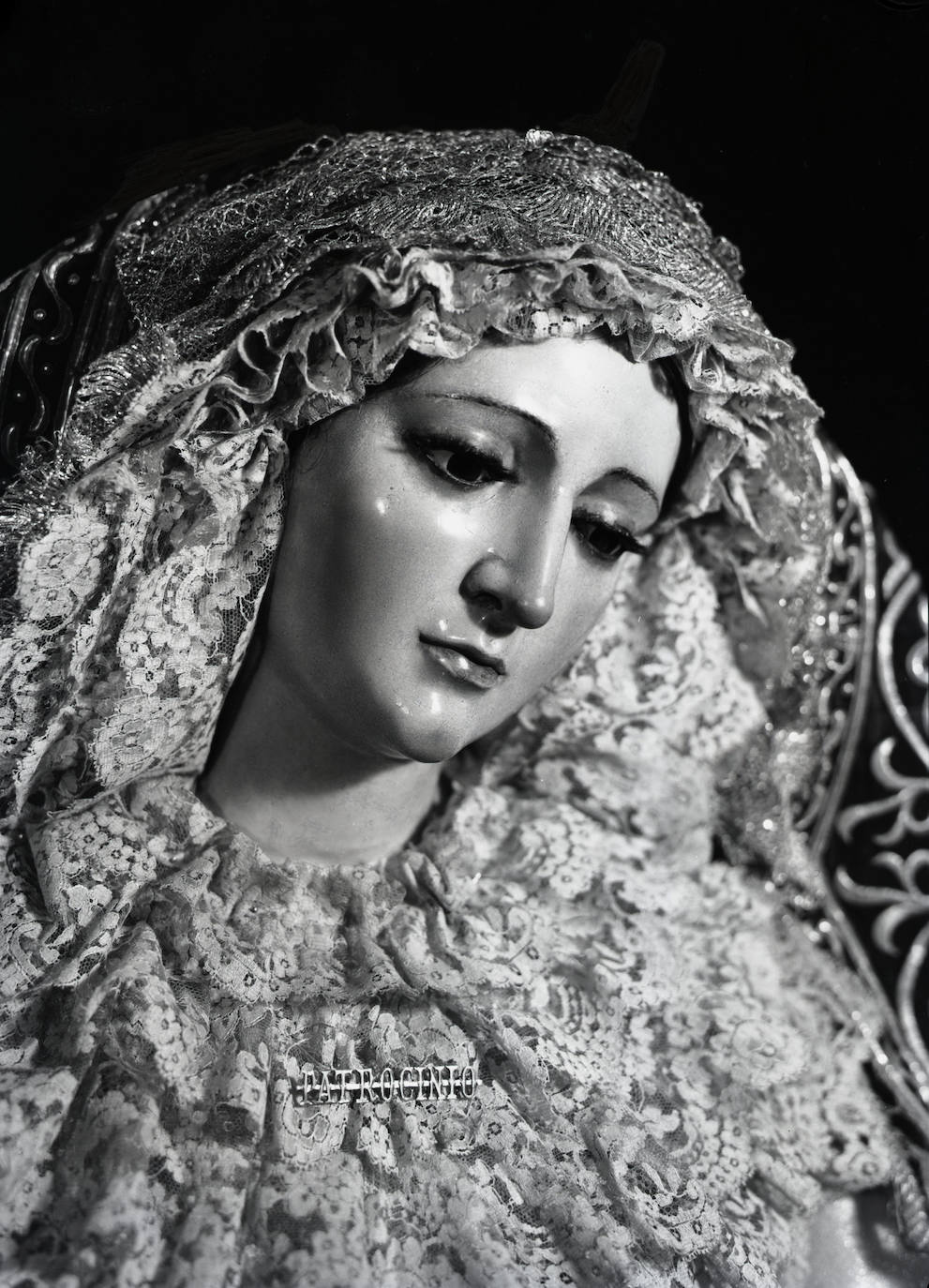 El Cachorro, quemado por el fuego, y la antigua Virgen del Patrocinio, en fotos