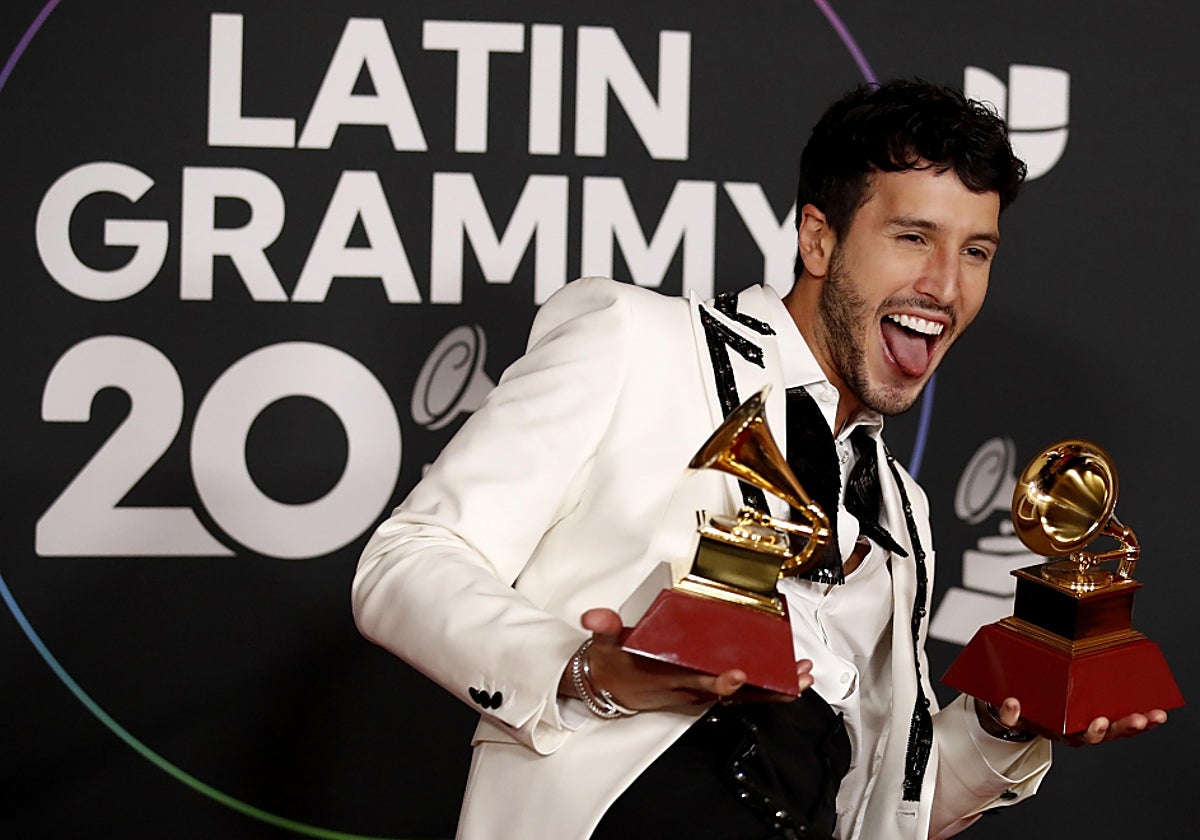 El artista colombiano Sebastián Yatra en la gala de los premios Grammy Latinos 2022 / Vídeo:  Los Premios Grammy Latinos se celebrarán en Sevilla en 2023