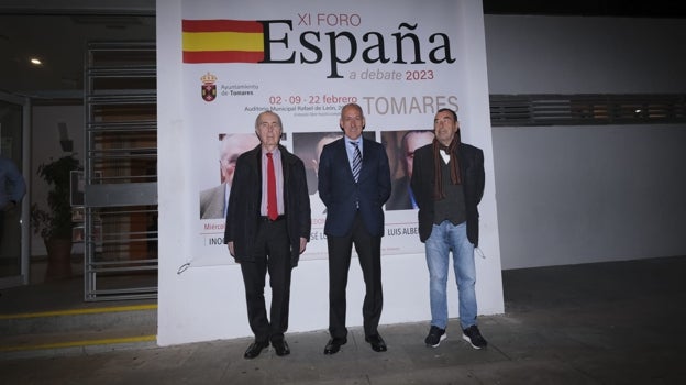 Luis Alberto de Cuenca, José María Soriano (alcalde de Tomares) y José Luis Garci antes de la mesa redonda